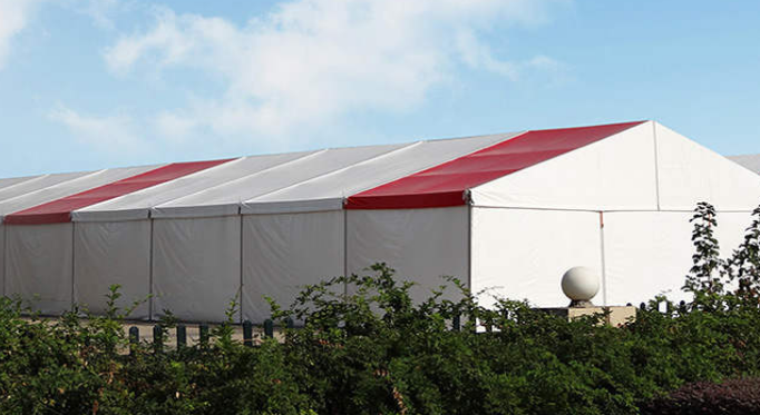 篷房在現代生活中各方面的運用越來與廣泛，不僅僅是企業在各大型戶外展會活動或宣傳活動中可用到，更多體育賽事篷房或個性篷房婚禮中，篷房都是隨處可見的身影。篷房究竟是以什么樣的優勢而被大家所追捧?